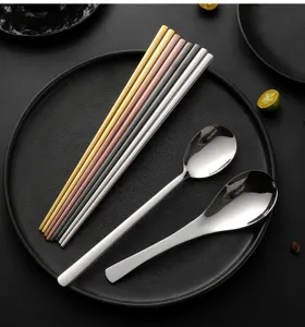 Set de palillos planos de acero inoxidable y cucharas, detalle de vajilla de cocina.