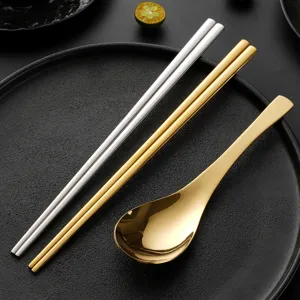 Palillos planos de acero inoxidable y juego de cucharas doradas para restaurantes.