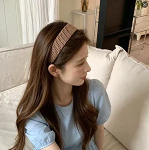 Gedetailleerd shot van geweven brede haarband, boho stijl haaraccessoire voor vakantie.