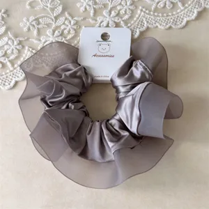 Grauer Satin Organza Haargummi Detailansicht, elegantes Haaraccessoire für den Alltag.