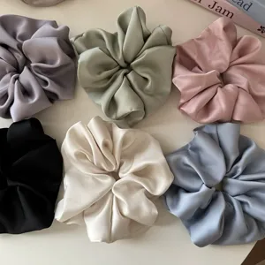 Koreaanse stijl satin grote haarscrunches effen kleur elegante zachte haaraccessoires detail.