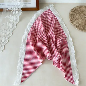 Großes kariertes Dreiecktuch mit Spitzensaum im Retro-Stil für Damen Haarschmuck