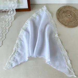 Großes rüschenbesetztes kariertes Dreiecktuch im ländlichen Stil für schöne Retro-Looks.