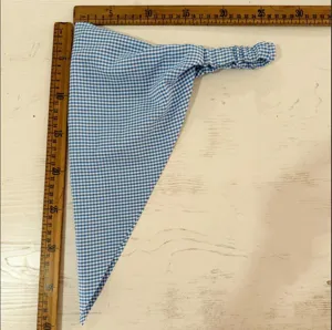 Banda bandana cuadros azul y blanco, gran panuelo de tela para mujer detalles del producto.