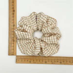 Vue détaillée d'un chouchou à carreaux rétro, haute élasticité, tissu doux et confortable.