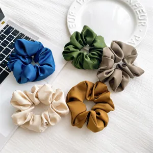 Koreanische minimalistische einfarbige Satin-Haargummis, elegante Alltags-Haaraccessoires.