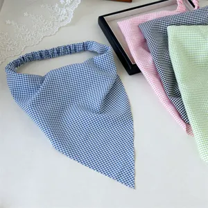 Vista detallada de una diadema bandana de cuadros, accesorio elástico cómodo para el pelo.
