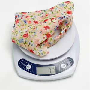 Leggero fazzoletto triangolare in chiffon floreale dettaglio, accessorio per capelli vacanza.