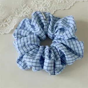 Chouchou à carreaux bleus vue de détail, attache cheveux élégante en tissu, élastique queue de cheval.