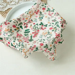 Foulard triangolare in chiffon floreale, elegante accessorio per capelli stile vintage estate.