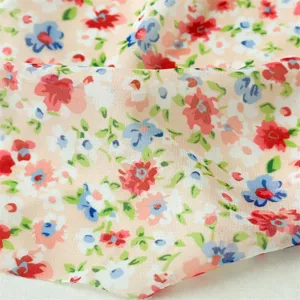 Dettaglio in tessuto di sciarpa triangolare in chiffon floreale per donna vacanza estiva.