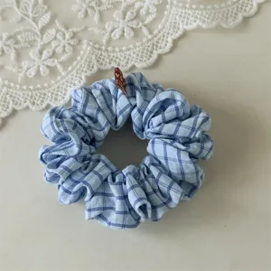 Chouchou à carreaux bleu et blanc style français élastique cheveux pour les femmes.