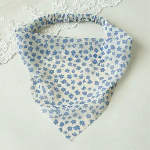 Dettaglio di fascia per capelli in chiffon floreale, foulard estivo blu leggero.