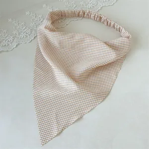 Pañuelo triangular de cuadros marrón y blanco con elástico, diseño de tela suave para mujeres.