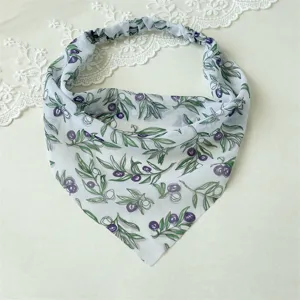 Vista di dettaglio della fascia per capelli a bandana triangolare in chiffon floreale.