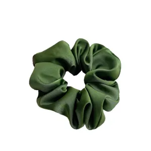 Dunkelgrüner Satin Haargummi für Damen, elegantes Seiden Haarband mit weichem Plissee Design.