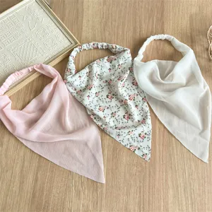 Dettaglio di foulard triangolari in chiffon versatili con elastico, accessori estivi.