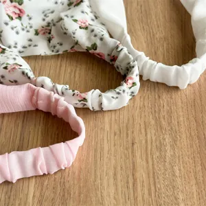 Vista ravvicinata dettagliata di fasce per capelli elastiche in chiffon e foulard.