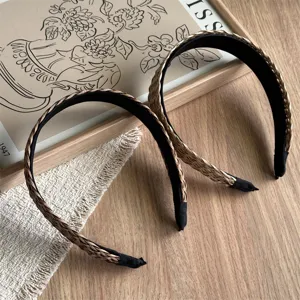 Boheemse gevlochten brede haarband van rotan, stijlvolle strooien haaraccessoire zomer.