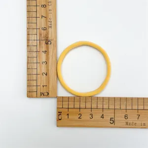 Gele pluche haarband detail close-up toont de maat en hoge elasticiteit textuur.