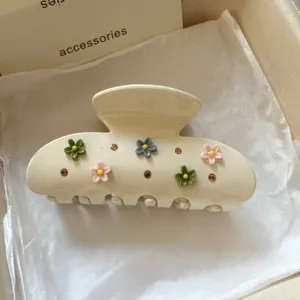 Stijlvolle beige acetaat haarklem met prachtige kleine bloemen en strass voor vrouwen.