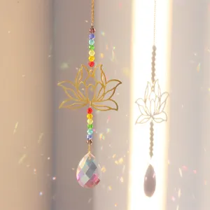 Nahaufnahme des hängenden Kristall-Sonnenfängers mit goldener Lotusblüte und bunten Perlen im Licht.