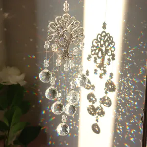 Gedetailleerd uitzicht van levensboom kristal zonnevanger die prachtige regenboogeffecten maakt.