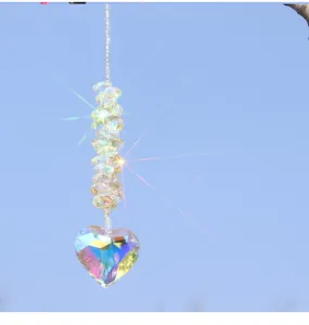 Kristall Herz Sonnenfänger Anhänger Detailansicht mit Regenbogen Lichteffekt für Fenster und Garten.