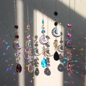 Kristall Sonnenfaenger Haengend Dekoration mit Mond Motiv und bunten Prisma Detail Ansicht.