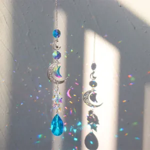 Kristall Sonnenfänger Detail mit Mond und Sternen Anhänger sowie schönen bunten Lichteffekten.