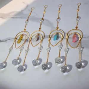 Pendente acchiappasole in cristallo con pilastri naturali e bellissime sfere prismatiche.