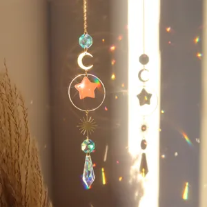 Kristall Sonnenfänger Detailaufnahme mit hängendem Anhänger und bunten Regenbogenlichteffekten.