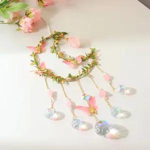 Handgemaakte maan zonnevanger met kristallen bollen, roze bloemen en vlinder.