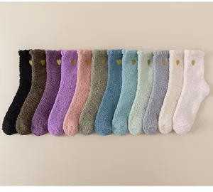 Chaussettes douillettes en velours de corail pour femme hiver avec broderie coeur or