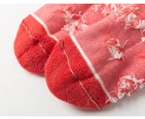 Verdikte badstof onderkant dames sportschoenen detail, rode en witte pluche gezellige wintersokken.