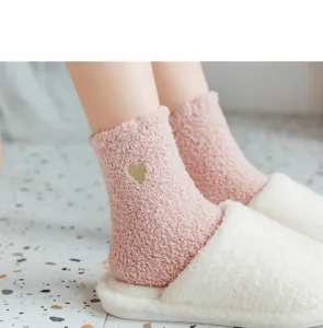 Chaussettes épaisses en molleton de corail pour femmes avec broderie cœur, douces et chaudes.
