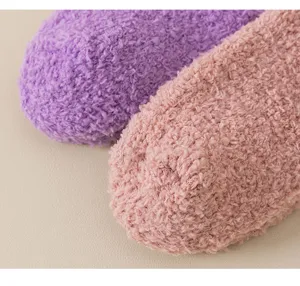 Gros plan sur les détails de chaussettes douces en polaire corail, texture moelleuse et chaude.