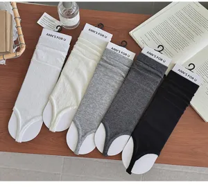 Gedetailleerd overzicht van ballet-stijl stirrup sokken, comfortabele gebreide beenwarmers effen.