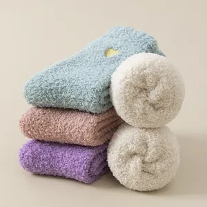 Chaussettes douillettes en polaire corail pour femmes, épaisses et chaudes avec joli cœur brodé.