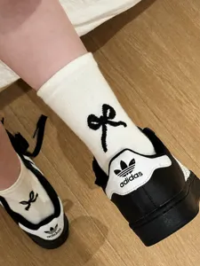 Damen Baumwoll Socken mit schwarzer Schleife, bequeme weisse Sommersocken fuer den Alltag.