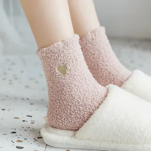 Chaussettes douillettes en polaire corail pour femmes avec broderie cœur. Confort hivernal.