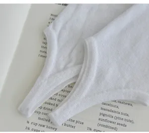 Witte gebreide ballet stirrup sokken detail, zachte textuur stof close-up voor dagelijks.