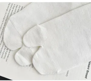 Λευκές κάλτσες tabi για γυναίκες, λεπτές καλοκαιρινές κάλτσες με δύο δάχτυλα και άνετο σχεδιασμό.