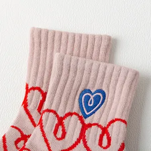Roze thermische badstof katoenen korte sokken met rode en blauwe geborduurde hartjes hoofdaanzicht