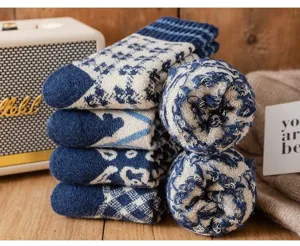 Verdickte warme Damen Wolle Socken im Retro Karo Design, kuschelige Wintersocken für zu Hause.