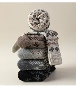 Vista detallada de calcetines de invierno de lana gruesa, punto térmico con diseño retro
