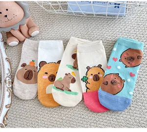 Primo piano di calzini in cotone con stampa capibara, tessuto morbido e design carino.