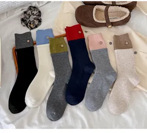Chaussettes hiver femme en cachemire epais avec boutons en bois, style japonais confortable.