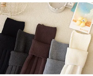Dettaglio scaldamuscoli in maglia accogliente, calze slouch a coste spesse per inverno.