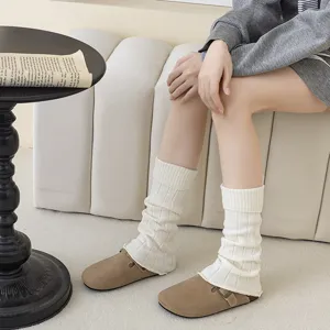 Scaldamuscoli in maglia bianca calda calze slouch, esposizione lifestyle invernale accogliente.